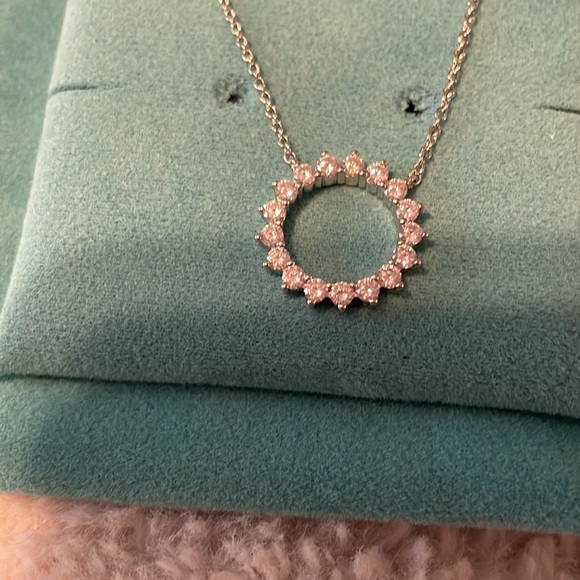 Gorgeous silver colour necklace with crystals - Picture 6 of 11